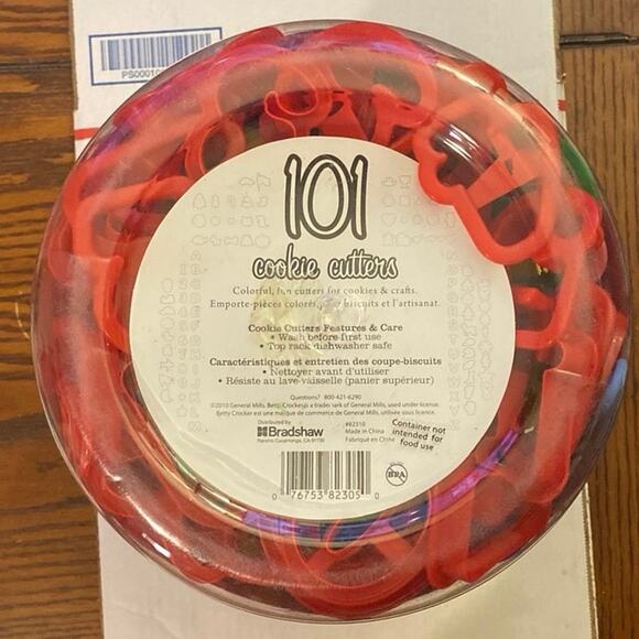 Betty Crocker 101 Cookie Cutters (WITH EXTRA) Good Used Condition Kids Baking - Picture 6 of 9